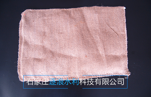 相比吸水膨脹袋，傳統沙土袋的建設過程效率較低